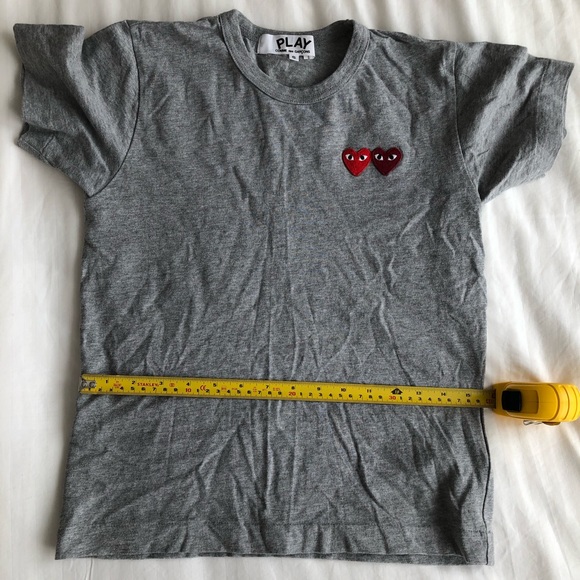COMME DES GARÇONS PLAY WOMENS GREY DOUBLE HEART T-SHIRT - Picture 9 of 10